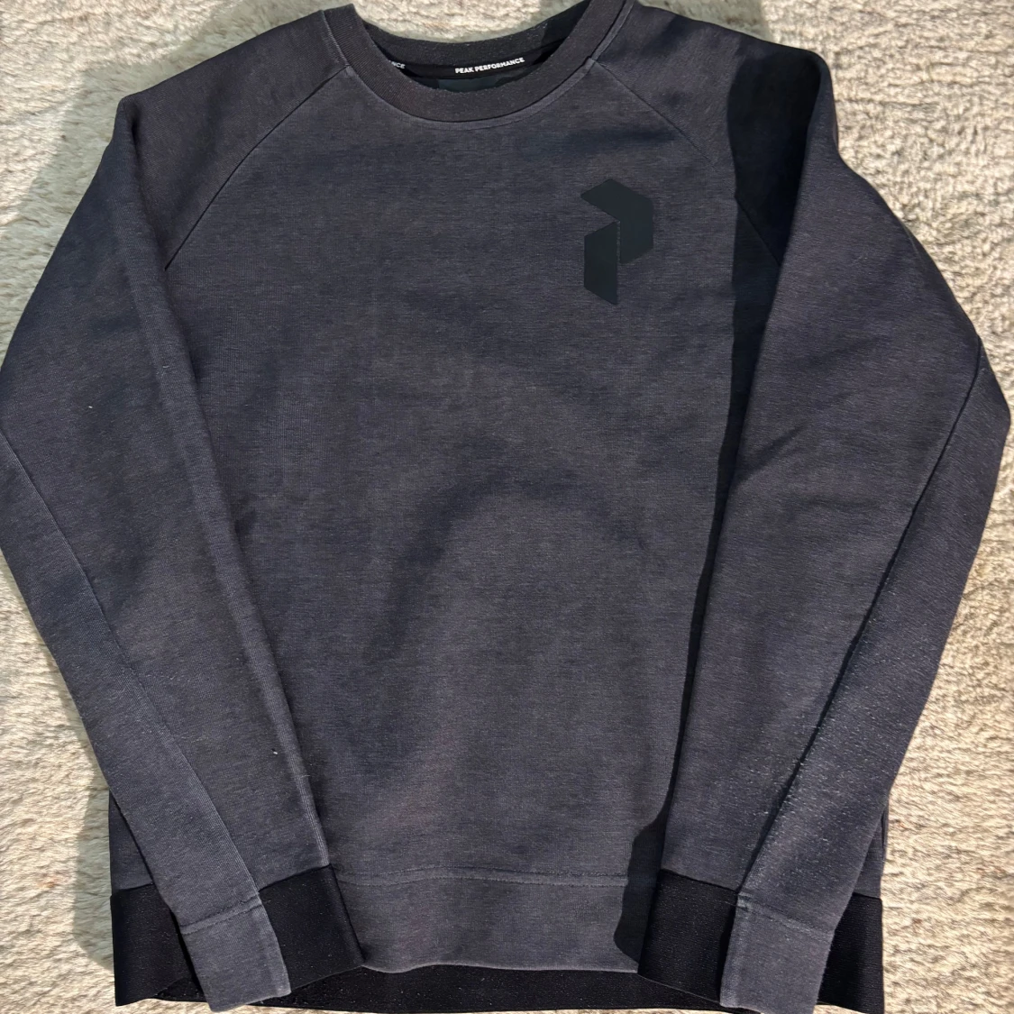 Mörkgrå sweatshirt från Peak Performance - 1