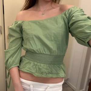 off-shoulder blus med volanger & trekvartsärm - Fint skick! 🩷