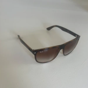 Rayban Boyfriend solglasögon - Säljer mina nya & oanvända (10/10) Rayban Boyfriend solglasögon. En av marknadens snyggaste och stilrena solglasögon, perfekta till sommaren. Givetvis äkta och orderbekräftelse finns på Mail, tillkommer även fodralet.  Storlek M män, så sitter som helt vanliga solglasögon i passformen.  Fraktas spårbart eller hämtas på plats. Vänligen