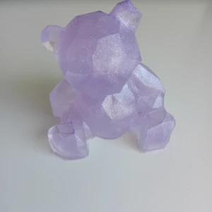 Björn prydnad/inredning/dekoration  - Tillverkad i ljuslila skimmer resin mått ca 6.7cm hög