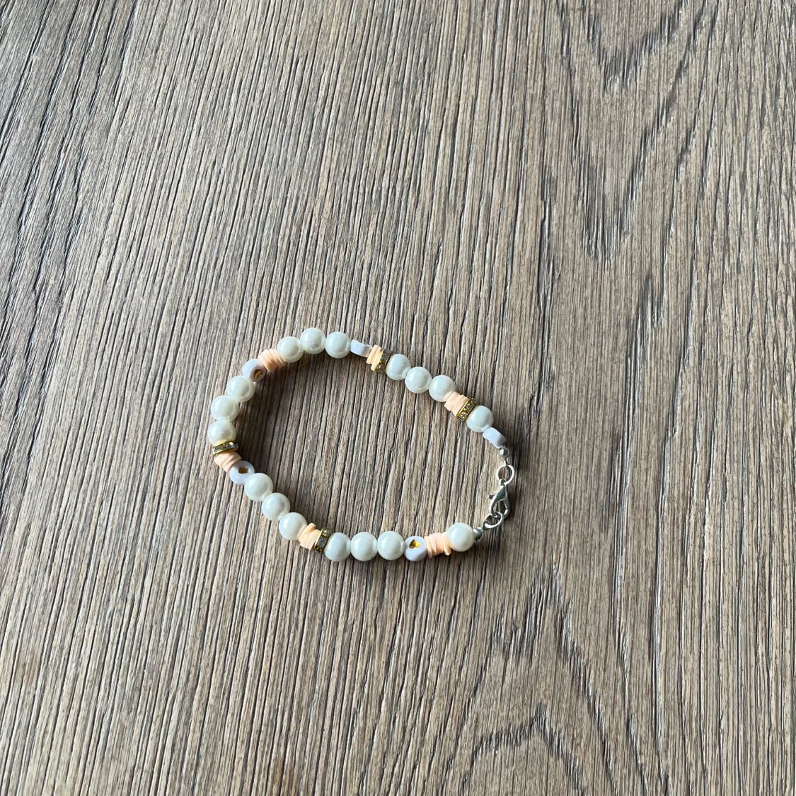 Pärlarmband med guldiga detaljer - 2