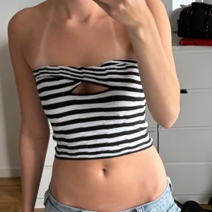 Randig bandeau tubtopp med twist från Zara - Fin tubtopp, finns ingen lapp på tröjan då jag drog bort den. är i Storlek xs. Bra skick