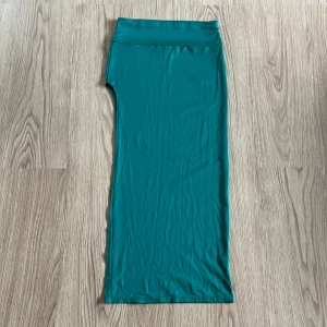 Kjol med slits - Lång kjol med slits som kan användas på vilken sida man vill. Kjolen har inget etikett men jag skulle säga att den är i storlek S. På bilden ser den blåare ut än i verkligheten