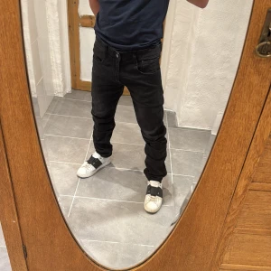 Replay jeans  - Ett par snygga jeans från Replay i storlek W33 L34 i modellen Anbbas 
