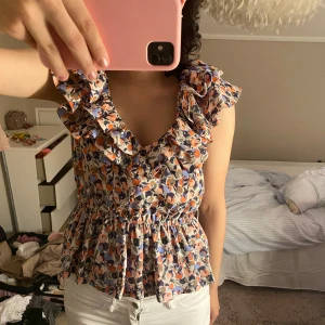 Blommig volangblus från H&M - Använd gärna köp nu! Så postar jag samma dag eller dagen efter. Borta 12-21juli så kan inte posta då! Säljer då den var stor på mig, köpt på Vinted💓