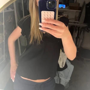 Svart blus från Vero Moda - Svart blus från Vero Moda😝jag råka köpa två så säljer den ena💋💋