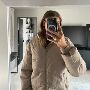 Vinterjacka Genaya puffer jacket 3  - Beige vinterjacka utan luva. Några ytterst små fläckar, samt sminkfläckar, men det är inget man tänker på. Hör av dig om du har några frågor eller funderingar!🩷