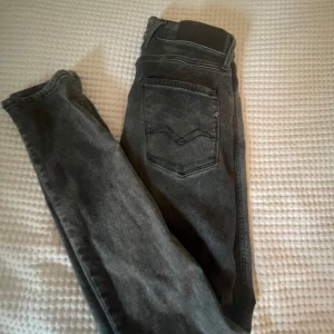 Replay anbass jeans - Fräscha replay anbass jeans i nyskick. Jeansen är hyperflex och väldigt bekväma. Skön grå färg som är enkelt att matcha till en skön outfit. Storleken är 28w 32l