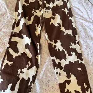 Cow print jeans  - Midja 82cm, längd 102cm. Inga defekter. Mid rise 