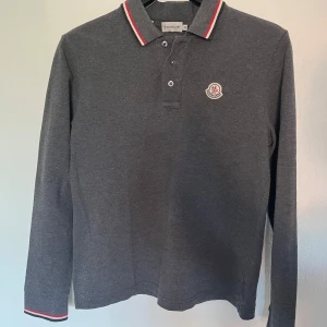 Moncler piké  -  Säljer nu denna väldigt unika Moncler Piké i passformslim fit. Storleken på denna Piké är M. Skicket är även väldigt bra utan några skador 9/10. För fler frågor är det bara att höra av sig