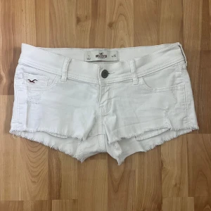 Vita jeansshorts Hollister - Lågmidjade vita shorts från hollister. Storlek XS/W25. Mycket bra skick!!