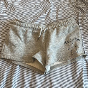 Mjukis shorts - Mjukis shorts från Gina Tricot. Bra skick. Saknar lite detaljer på ena snöret men inget man tänker på. Lågmidjade. Köpta på barnavdelningen och skulle säga att de sitter som en XS.