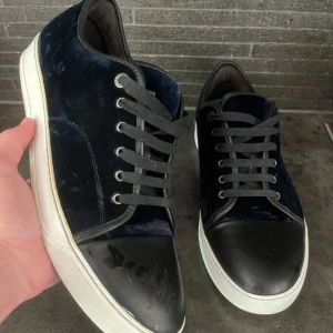 Valvet lanvin Navy  - Säljer dessa snygga unika velvey lanvin storlek uk 12. Skick 7/10 då det är lite repor som tagit bort velveten på sidan inget man igentligen tänker på vid användning. Tillbehör/og inget 