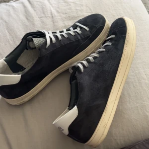 P448 skor - Nästan helt nya skor från p448 använt tre gånger utomhus efter jag fått hem dom då dom är lite för små för mig, försöker bli av med dom så fort det går så inga förslag är dåliga!