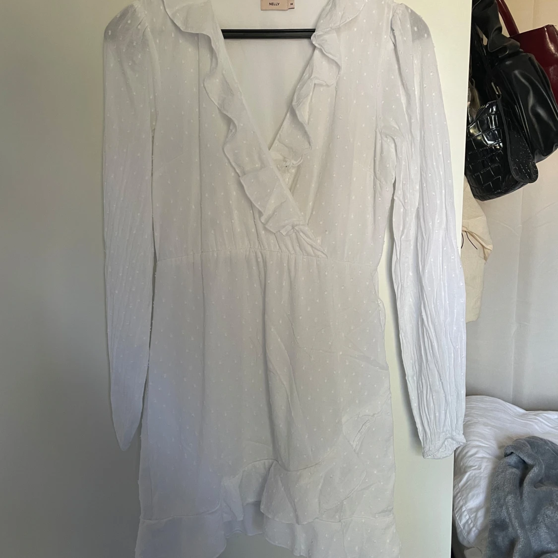 Vit omlottklänning med volang från Nelly