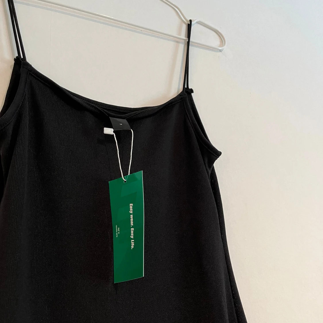 Svart långklänning med smala band - 3