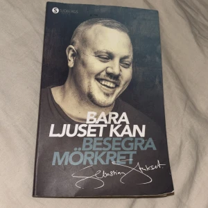 Bara ljuset kan besegra mörkret - En gripande självbiografi om kampen mellan mörker och ljus. Sebastian Stakset berättar ärligt om sitt liv, från en destruktiv livsstil till hopp och förlåtelse. Perfekt för unga vuxna som söker inspiration och styrka att förändra sina liv.