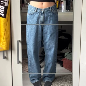 Jeans - Baggy ljusblå jeans från Sweet Skateboarding Company. Klassisk femficksmodell. Storlek S och jag är 172 cm lång!🤍