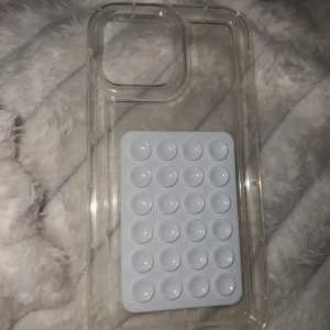 Genomskinligt mobilskal med sugproppar - Mobilskal till iPhone 13 Pro Max. Genomskinligt med sugproppar så man kan ex sätta den på en spegel mm. Nyckick har ej används