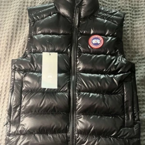 Canada Goose Vest - Canada Goose väst, storlek S. Helt ny med tags kvar. Aldrig använd. Perfekt för vår, sommar och tidig höst. En väst som lyfter vilken outfit som helst och gör den snyggare. Kontakta mig för mer info.