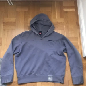 Sällsynt Diesel hoodie från 00 talet (Sub Zero Station) - Grå Vintage DIESEL hoodie från 00 tal. X Sub Zero Station. Är i storlek XL men passar L och lite oversized för M. Den är cool och har ficka med dragkedja vid bröstet och en half Zip. Kan sänka priset för vill bli av med den. 