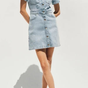 Ljusblå jeansklänning  - JEANSKLÄNNING från Zara helt ny, försent att lämna tillbaka