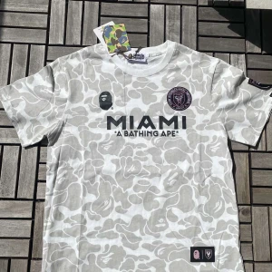 Bape x Inter Miami Jersey  - Tröjan är i perfekt skick och perfekt för sommaren, den är oanvänd och är trendig.