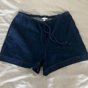 Söta jeansshorts - Säljer nya jeansshorts från HM, bekväma med resår i midjan och fint blåa