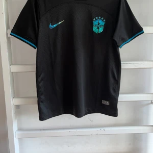Fotbollströja  - Brazil "Emerald Nights" Limited Jersey. Använd max 5 gånger, fint skick. Storlek S men sitter lite mer som M