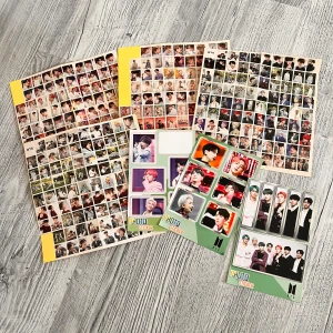 BTS Photo Sticker Collection - Samling med färgglada fotostickers och collagebilder på BTS. Perfekt för fans som vill dekorera sina prylar eller samla på minnen från bandets olika epoker. Inspirerande och kreativt för unga som älskar K-pop och vill visa sitt stöd för BTS.