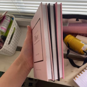 Tre Prydnatsböcker - Säljer tre olika prydnatsböcker! Dior, Chanel och valentino! Säljer alla tre för 160kr eller en försig för 60kr! Som jag har lagt ut, skriv innan till mig om du tänker köpa alla! 