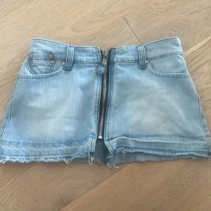Jeanskjol - Jeanskjol med dragkedja och snygga fickor