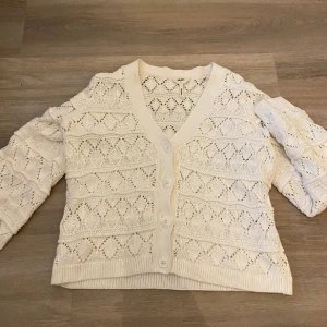 Vit stickad kofta  - Säljer en söt vit stickad kofta från object! Koftan har långa ärmar, knappar framtill. Perfekt att slänga över ett linne eller en t-shirt. Nypris 599!💖💖