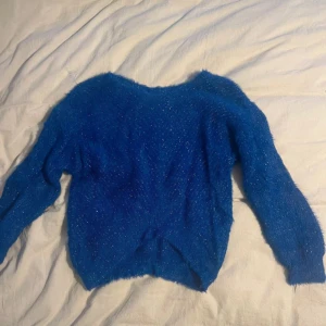 Blå stickad tröja med glitter - Blå stickad tröja med glitter 