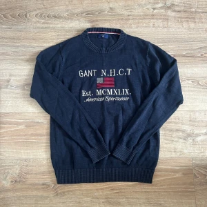 Gant tröja  - En snygg tröja i bra skick utan några som helst anmärkningar. Hör av er vid ytterligare frågor annars fritt fram att köpa!                              (Postar inom 24h)