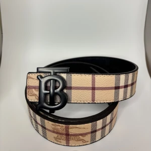 Svart B bälte - 2 sidor i ett bälte kommer helt ny och inplastad