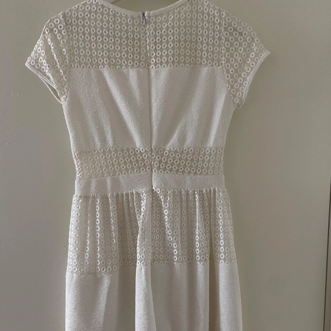 Vit kortklänning med spetsdetaljer från Italien - 2