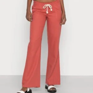 Röda Roxy linnebyxor  - Fina oanvända linnebyxor från Roxy. I väldigt bra skick, säljs då dom inte används! Skriv för fler bilder💗(välj gärna instabox) 