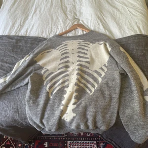 Kapital crewneck  - Grym crewneck från KAPITAL, väldigt skön, bra kvalité och passformen är sjukt bra. Sitter relativt oversized. Köpt på ettresex för 3950kr