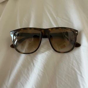 Ray-Ban Boyfriend solglasögon  - Säljer ett par sköna RB 4147 brillor! | Mycket fint skick, har en mindre repa på inre glaset så det är knappast något som syns och påverkar inte användningen! | Kommer utan fodral! | Ställ gärna frågor innan du köper!