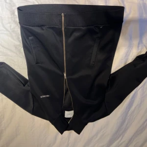 Svart bomberjacka från Les Deux - Snygg svart tracksuit storlek L på tröjan och M på byxorna..( det går att köpa byxorna(450kr) och tröjan(899kr) separat.  köper du båda blir det billigare på bara 1000kr