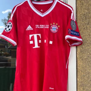 Bayern München hemmatröja 12/13 - Helt ny, aldrig använd. Perfekt till sommaren. Storlek M. Robben 10 på ryggen och UCL patches på armarna. Hör av dig vid frågor!