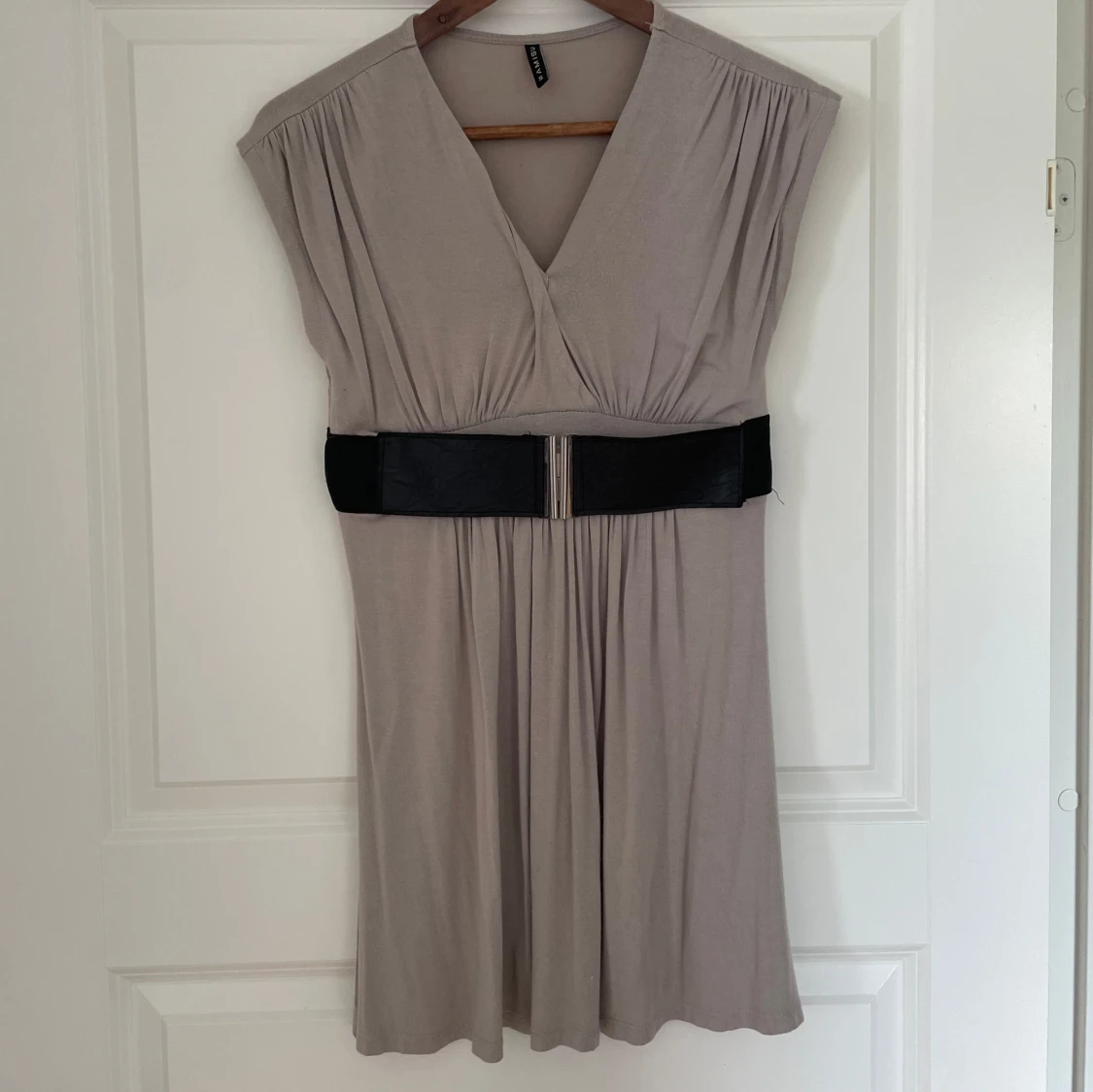 Beige kortklänning med bälte från Amisu