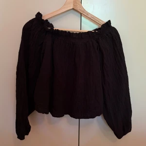 Svart offshoulder blus från Gina Tricot - Svart,offshoulder blus från Gina Tricot med långa ärmar