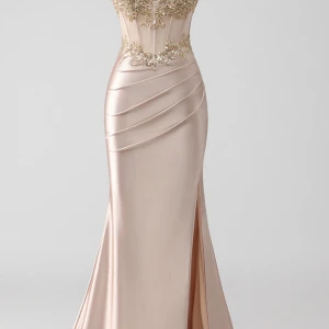 Champagnefärgad långklänning med spets Zapaka - Superelegant långklänning i champagnefärgad satin med offshoulder och transparent mesh upptill. Klänningen har broderade spetsdetaljer, snörning i ryggen och en snygg slits framtill. Perfekt för bal eller student! Storlek 36 (S) US4 oanvänd bara testad!