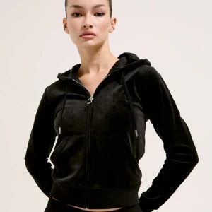 Svart  Juicy Couture Hoodie - svart velour hoodie från juciy couture. ❕lite rost på j-gänget men inget som märks om man inte kollar super noga därav priset, annars i nyskick!🖤