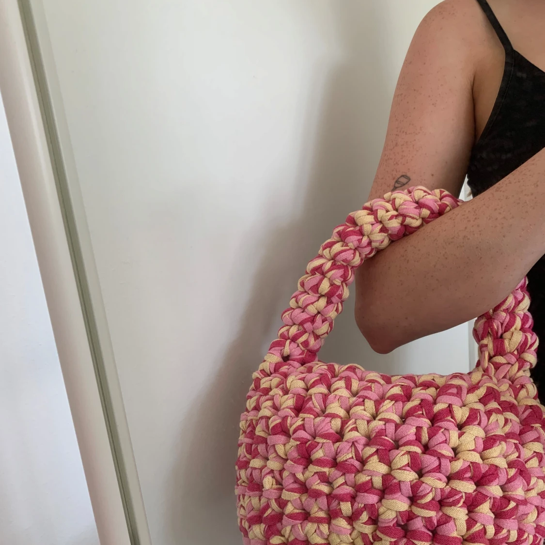Handgjord rosa och gul virkad väska - 3