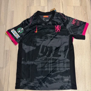 Chelsea Sancho 19 - Helt ny med tagg. Storlek M. Skriv ifall ni vill ha mer bilder.