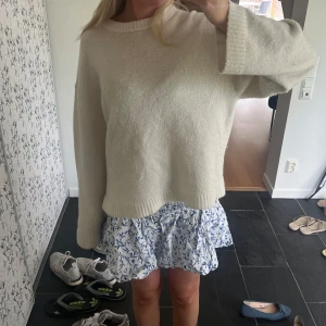 Vit och blå kjol🩵🤍🩵 - Supersöt kjol med vitt tyg och blått blommönster. Använd ca 1 gång så i toppskick. Väldigt stretchig så passar XS-M🩵🤍