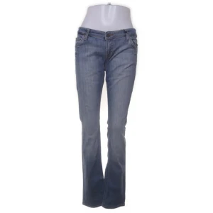 Blå bootcut jeans från Lee - Snygga blå jeans från Lee! Köpta från Sellpy men aldrig använda av mig 💕
